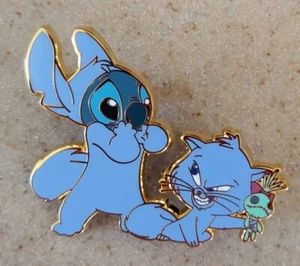 Fantasy Pin - Disney Cats - Stitch with Yezma Kitten being mean with Scrump - Picture 1 of 2