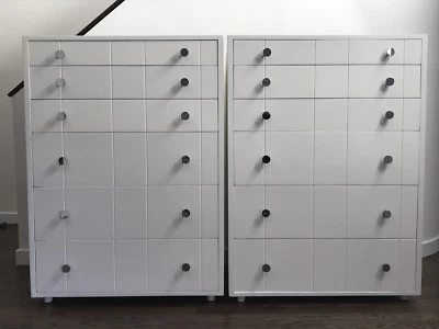 Par de aparadores modernos de mediados de siglo blancos y cromados Foto 1 de 4