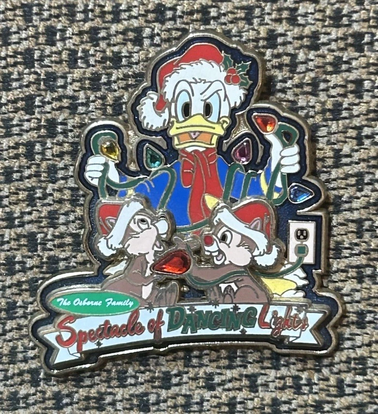 Значок Дональда Чипа и Дейла Disne Osborne Family Spectacle Of Dancing Lights 2013 LE - Изображение 1 из 1