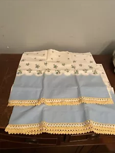 Vintage Kissenbezug Paar handgehäkelt weiß blau Rosen Blume gelbe Borte - Bild 1 von 3