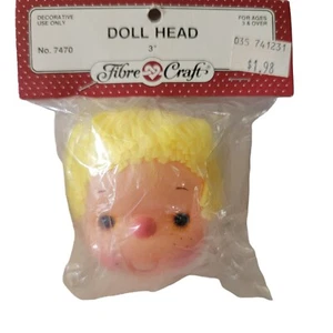 Parte de cabeza de muñeca de plástico de 3" de fibra artesanal de colección hilo amarillo pecas cabello ojos azules - Imagen 1 de 2