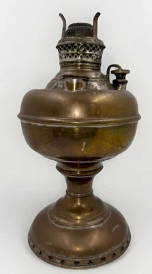 Antigua lámpara de queroseno Junior de latón E. Miller con quemador de trabajo, mecha y elevador Foto 1 de 4