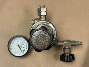 MATHESON REGULATOR MODEL B15 W/ GAUGE P/N 63-3312 0-100PSI - Picture 1 of 6