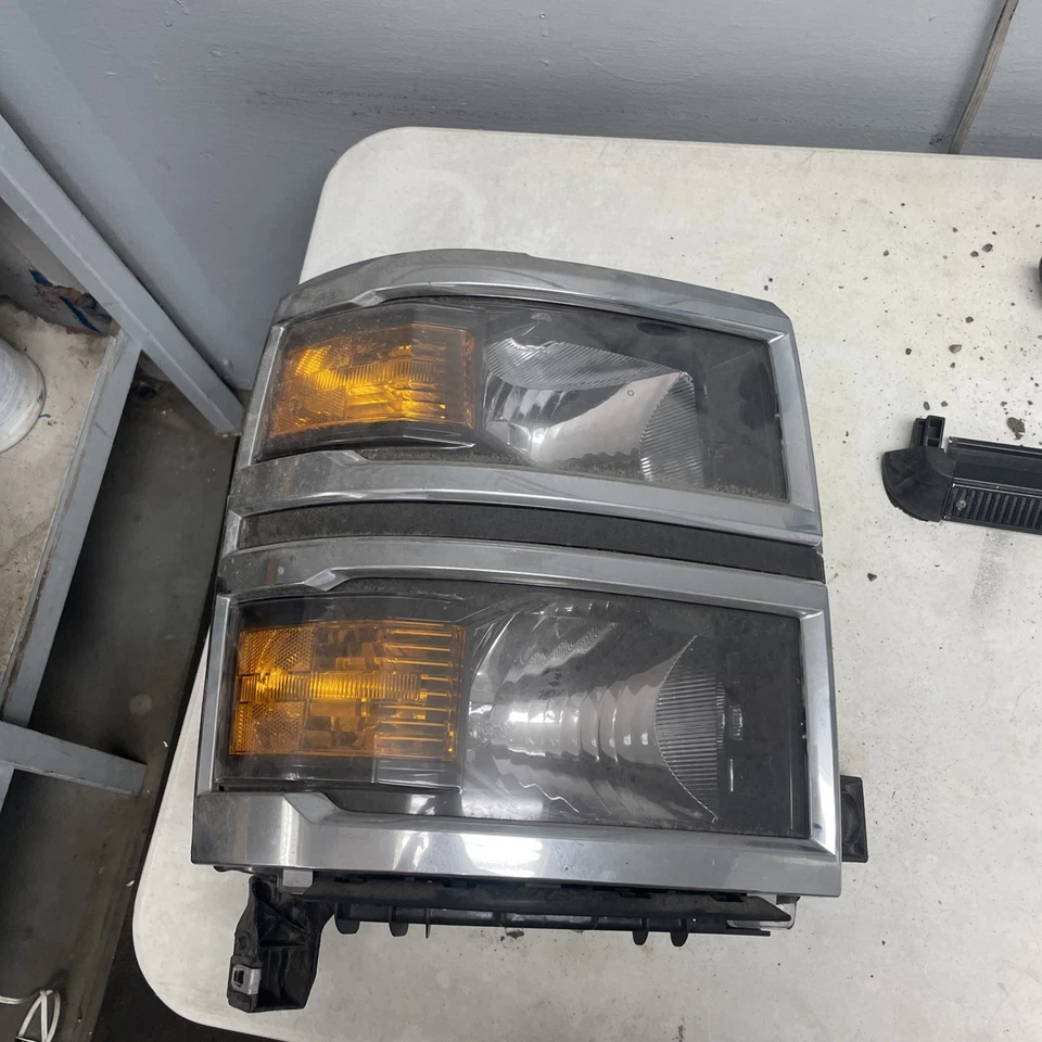 Faro derecho pasajero Chevrolet Silverado 1500 2014 2015 OEM 23380551 Foto 1 de 4