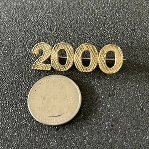 2000 Year Number Gold Tone Pin Pinback #43612 - Picture 1 of 2