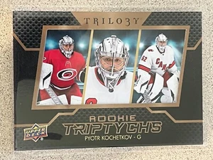 Pyotr Kochetkov Rookie Trittico 2022-23 Trilogia RT-PK - Foto 1 di 2
