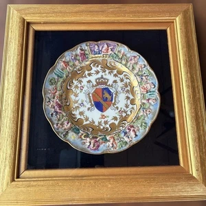 Antico piatto decorativo in rilievo Richard Ginori Capodimonte incorniciato - Foto 1 di 7