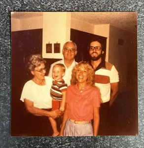 FOTO VINTAGE ENCONTRADA retrato de familia feliz - Imagen 1 de 3