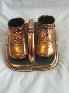 Par de zapatos de bebé vintage pesados de cobre con extremos de libro. - Imagen 1 de 9