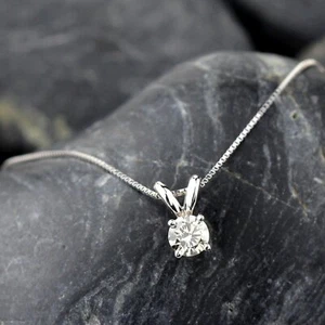 Collar colgante solitario de oro blanco de 14 K de más de 1,00 quilates de diamantes redondos para mujer - Imagen 1 de 3