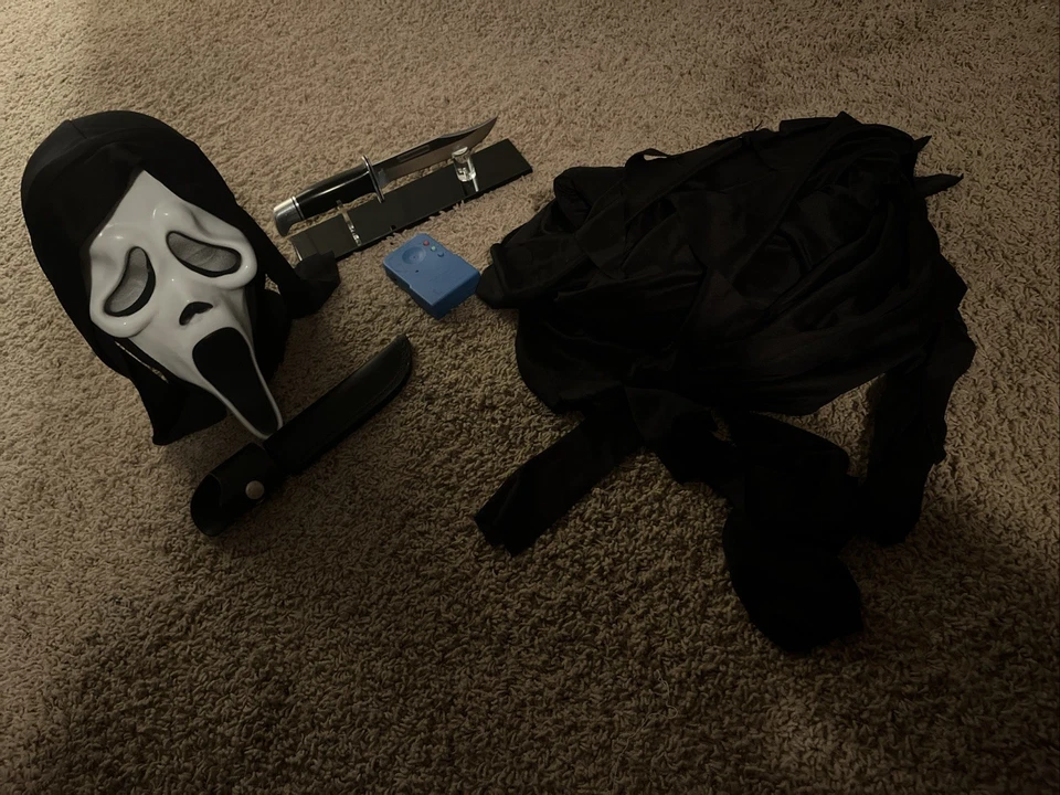 Костюм для взрослых Scream Ghost Face 25th Anniversary Movie Edition с ножом и голосом - Изображение 1 из 4