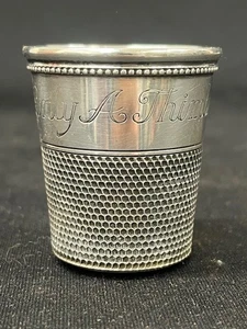 Vidrio jigger/shot vintage Tomae & Co. Sterling "ONLY A THIMBLE FULL" con monograma - Imagen 1 de 11