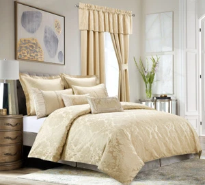 Sofisticato ed Elegante Copripiumino Jacquard Sara 7pz con Cuscini Decorativi  - Foto 1 di 4