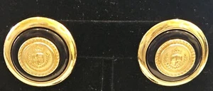Liz Claiborne goldfarbene Kreis Ohrringe mit Wappen und schwarzer Emaille 1,2" - Bild 1 von 3