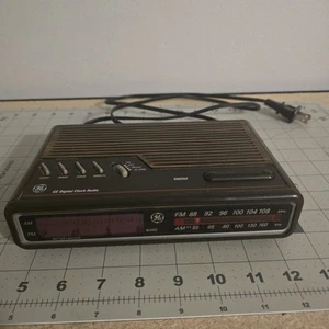 Vintage 1980s GE Alarm Clock Radio Woodgrain Model 7-4612B Tested Works - Picture 1 of 9