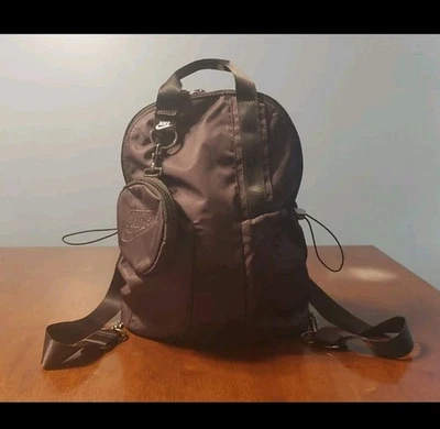 *RARA Mochila Nike Sportswear Futura Luxe Para Mujer Mini Negra Foto 1 de 4