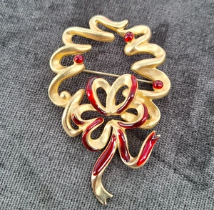 Vintage Gold-Tone Red Enamel Wreath Brooch 2.75 inches - Picture 1 of 18