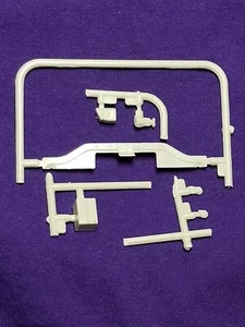 FORD F250 1972 SUPPORTO RADIATORE PRESA BATTERIA da Moebius 1:25 Model Kit 67-72 - Foto 1 di 4