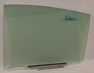 Vidrio móvil ventana puerta trasera OEM TOYOTA Prius C, LH (68140-52370) Foto 1 de 2