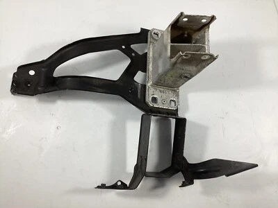 Soporte de soporte del radiador del lado izquierdo del conductor BMW 528i 2008-2010 7163483 OEM. Foto 1 de 4