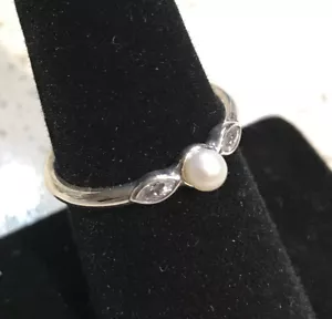 Anillo Pandora Pequeño Hojas Luminosas Perla Circonita Transparente #190964P + CAJA + TELA DE PULIDO - Imagen 1 de 8