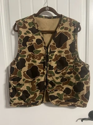 #8025. Unbranded Men's Green Camo Hunting Vest. Size L - Image 1 of 4