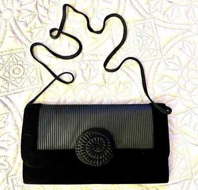 Bolso Bandolera Vintage La Regale Negro Terciopelo Y Satén Foto 1 de 4