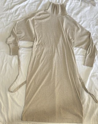 Vestido manga larga cuello tortuga color avena Foto 1 de 4