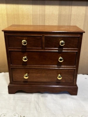 Pecho Bartley miniatura hecho a mano 11”x6”x10,25” Foto 1 de 4