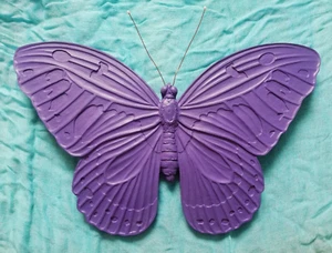 Schmetterling Deko aus Holz in Lila mit Metall Aufhänger Neu - Bild 1 von 3