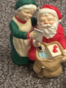 1991 Vintage Checking The List Santa & Mrs. Claus - Picture 1 of 9