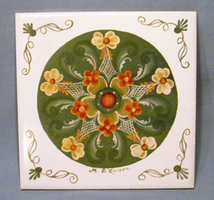 Hand Painted Signed Ceramic Pottery Larson Rosemaling Tile Trivet Wall Art - Bild 1 von 5