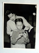 ANGELIKA HAUFF & SOHN Orig. PRESSEFOTO ca. 18x24cm Photo Vintage Dacora-Kamera