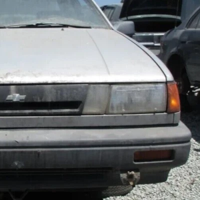 Luz antiniebla izquierda Chevrolet/Geo Spectrum, Isuzu I-Mark, 1987, 1988, 1989 Foto 1 de 4