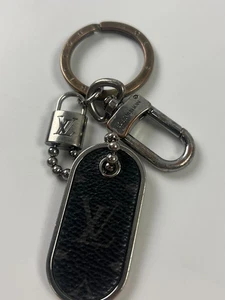 Louis Vuitton Original Schlüsselanhänger/Charm Porte Cle Tab Monogram Eclipse M63618 - Bild 1 von 7