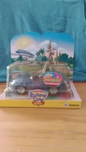 Zwei Chevron Autopia Autos - Dusty & Suzie - 2000 Spielzeug Neu im Karton - Bild 1 von 4