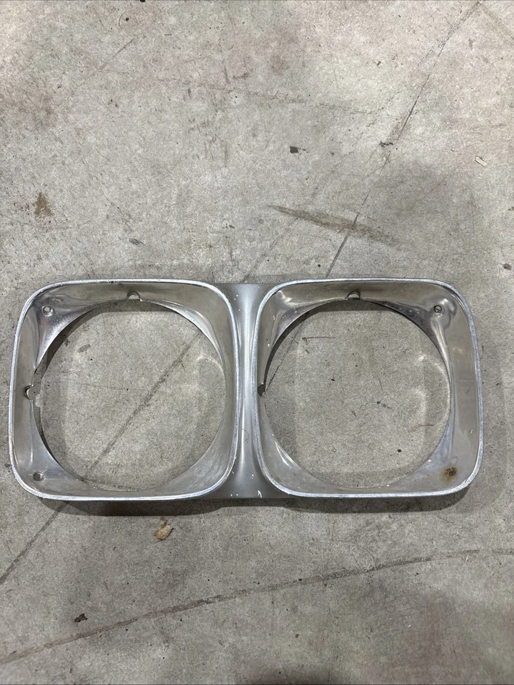Oldsmobile Cutlass 442 1970 bisel de faro de aluminio izquierda izquierda GM Olds Foto 1 de 4