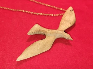 Collar colgante de madera tallada a mano de pájaro gaviota volador en cadena dorada de 16" - Imagen 1 de 6