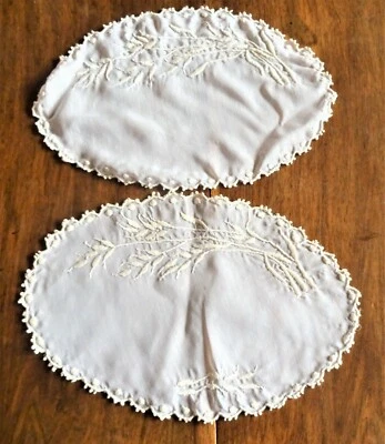 2 Napperons vintages identiques brodés aux points de bourbon  44 cm x 30 cm - Photo 1/3