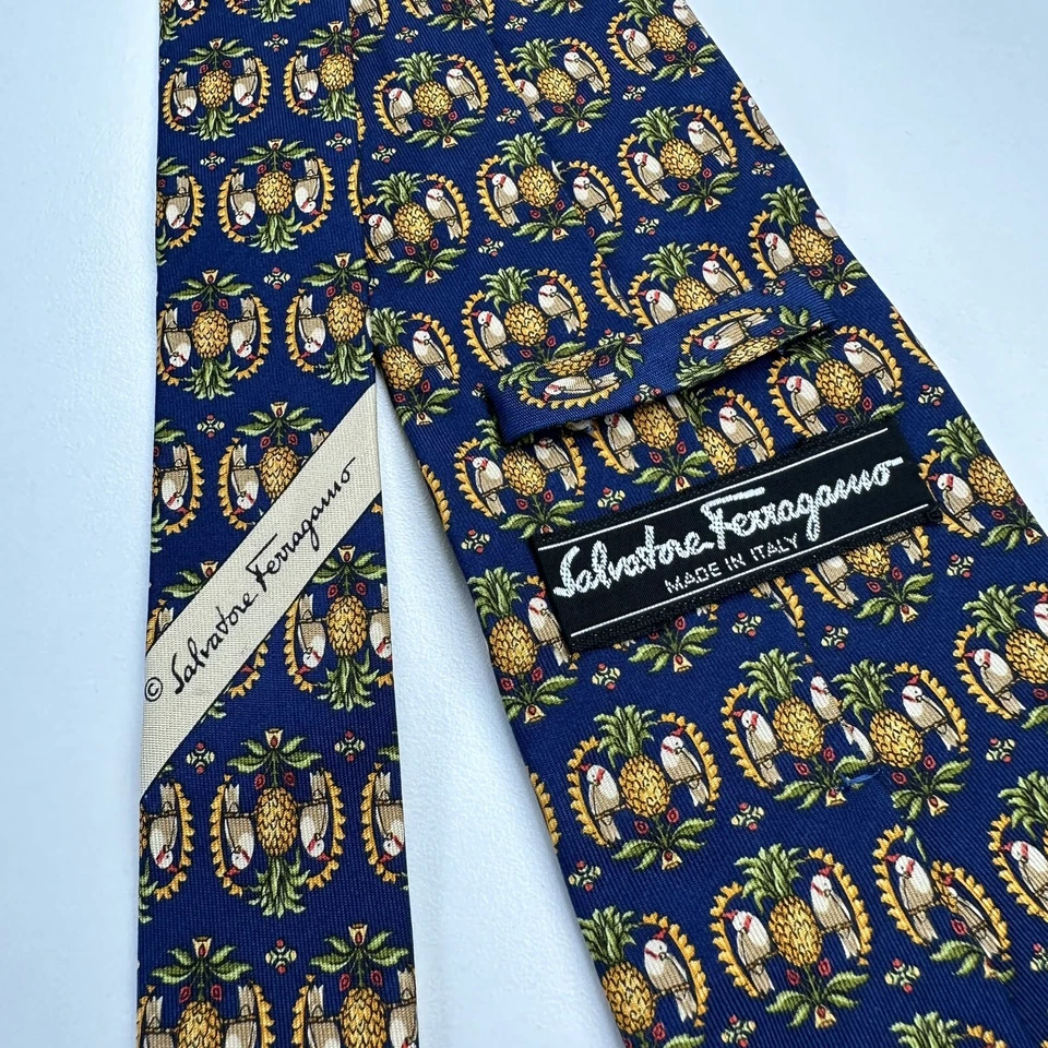 Corbata de seda azul Salvatore Ferragamo piñas y loros 3,5"x57" Foto 1 de 4