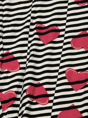 Leggings Lularoe TC - Nova sem etiquetas - Dia dos Namorados - Corações - Padrão geométrico de coração - Imagem 1 de 3