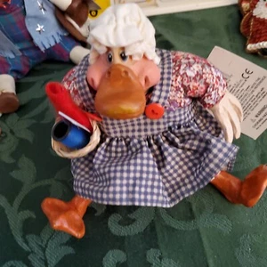 Russ Berrie's-The Country Folks-Mrs. Quackerly Shelf Setter - Photo 1/2