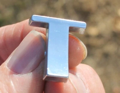 Capucha de automóvil Triumph Herald años 60 letra emblema "T" Foto 1 de 4