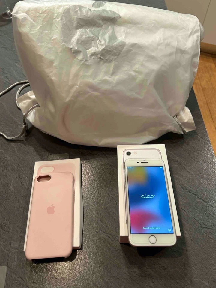 Apple iPhone 7 - 32GB - ARGENTO - Immagine 1 di 4
