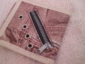 BEIGE BRAUNE GELDBÖRSE IM JEANSSTIL MIT REISSVERSCHLUSSMOTIV UNISEX - Bild 1 von 3
