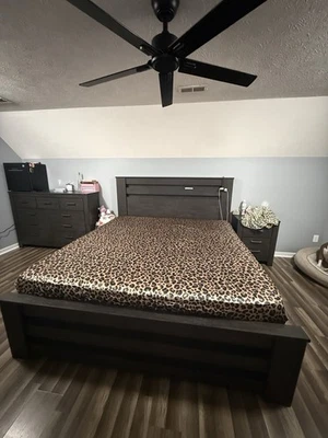 Juego de dormitorio king size marrón oscuro (somier incluido) Foto 1 de 3