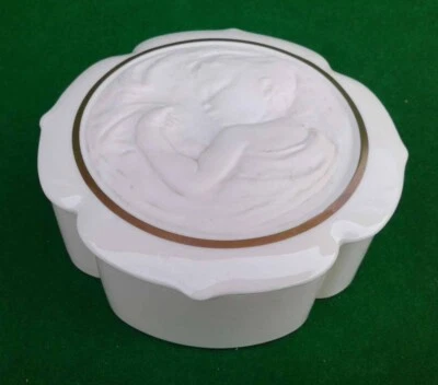 ROYAL WORCESTER - H.R.H. PRINCE WILLIAM OF WALES - 21 JUNE 1982 TRINKET BOX - Image 1 of 4