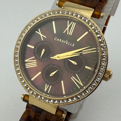 Reloj de Cuarzo Caravelle 44N102 Mujer Dorado Marrón Plástico Día Fecha Batería Nueva 7.5" Foto 1 de 4