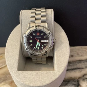 Authentic Wenger Swiss Quartz Men’s Blue Dial Day Date 096-0659 Vintage Watch - Picture 1 of 12