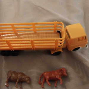 Camión de ganado de plástico Tyco con 5 vacas sin daños - Imagen 1 de 4